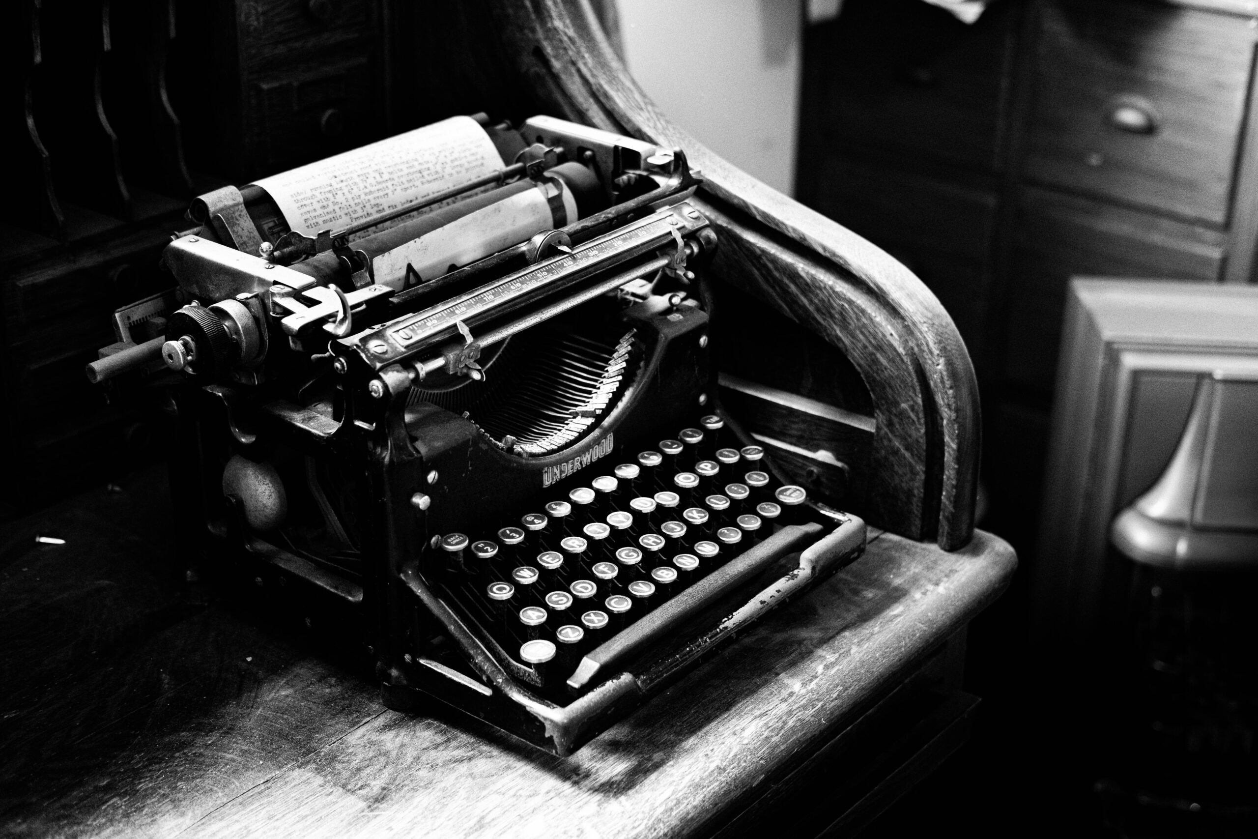 black and gray typewriter on table